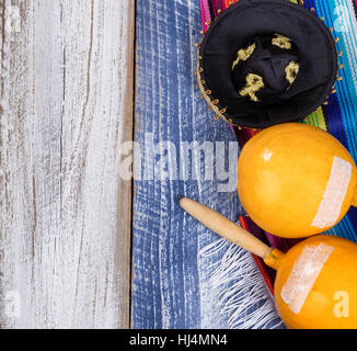 Cinco de Mayo concetto messicano con maracas, sombrero e placemat serapes. Foto Stock