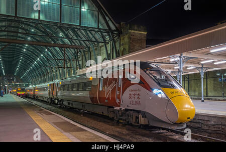 Virgin Trains nuovo Azuma classe 800 800101 visto su test a Londra Kings Cross Station.07/09/2016 Foto Stock