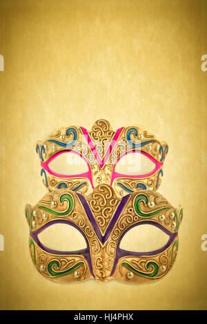 Carnevale maschera vintage su sfondo colorato Foto stock - Alamy