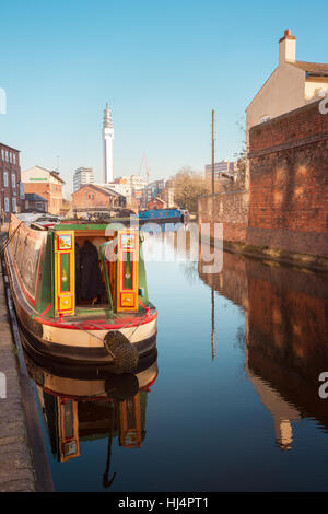 Birmingham Canal rete linea principale canal, Birmingham City Centre con un narrowboat a metà primo piano, REGNO UNITO Foto Stock