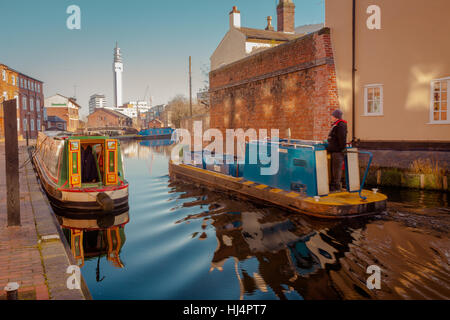 Birmingham Canal rete linea principale canal, Birmingham City Centre con un narrowboat a metà primo piano, REGNO UNITO Foto Stock