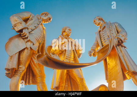 Guilded statua di James Watt, William Murdoch e Matthew Boulton, ampia St, Birmingham REGNO UNITO, da William Bloye e Raymond Forbes- Foto Stock