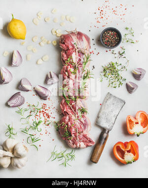 Materie non cotti arrosto di carne di manzo tagliata con erbe aromatiche, verdure, spezie Foto Stock