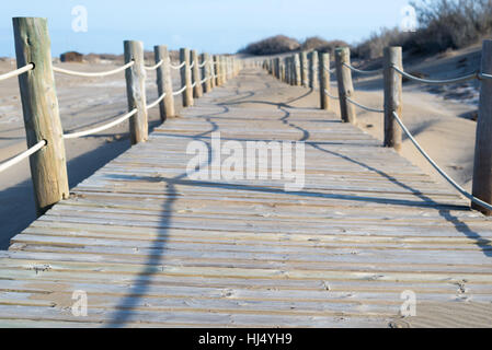 Passeggiata sulla spiaggia in un idilliaco e tranquillo scenario, Ebro Delta National Park, provincia di Tarragona Catalogna Foto Stock