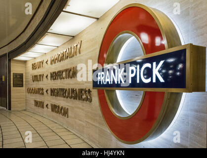 Nuovo 'bellezza' memorial in onore di Frank Pick a Piccadilly Circus Station di Londra, Regno Unito Foto Stock