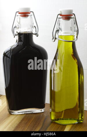 Delizioso olio di oliva ottenuti da carni pressate a freddo delle olive e aceto balsamico. Foto Stock