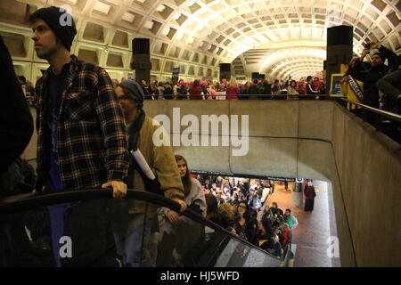 Distretto di Columbia, Stati Uniti d'America. 21 gen, 2017. Persone uscire dalla metropolitana per unirsi al marzo. Foto Stock