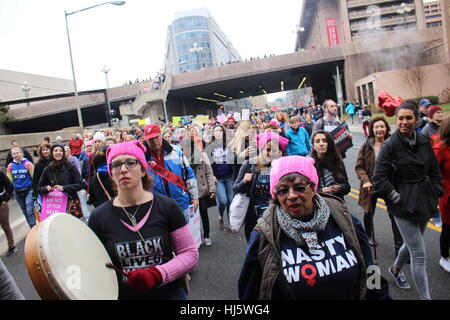 Distretto di Columbia, Stati Uniti d'America. 21 gen, 2017. Manifestanti marzo lungo Viale Indipendenza SW, tra cui una donna battendo un tamburo di buffalo. Foto Stock