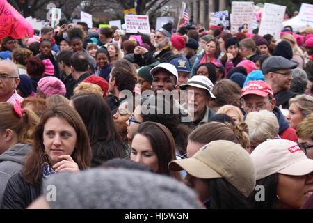 Distretto di Columbia, Stati Uniti d'America. 21 gen, 2017. Manifestanti guardano verso gli altoparlanti. Foto Stock