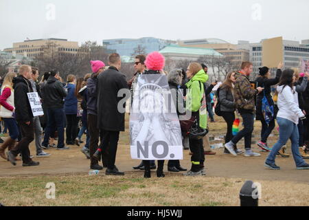 Distretto di Columbia, Stati Uniti d'America. 21 gen, 2017. Una donna che indossa un capo con una foto della statua della Libertà tiene il suo volto nelle sue mani con la dicitura 'N'. Foto Stock