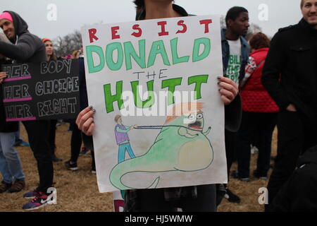 Distretto di Columbia, Stati Uniti d'America. 21 gen, 2017. Un manifestante detiene un segno raffigurante il presidente Donald Trump come personaggio Star Wars Jabba the Hutt essendo trattenuto da una catena con la didascalia 'RESIST DONALD LA HUTT'. Foto Stock