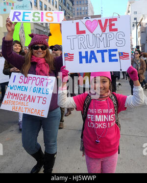 Los Angeles, Stati Uniti d'America. Xxi gen, 2017. Le persone che frequentano le donne del marzo per protestare contro la U.S. Presidente Donald Trump a Los Angeles, negli Stati Uniti, gennaio 21, 2017. Credito: Zhao Hanrong/Xinhua/Alamy Live News Foto Stock