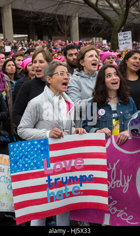 Washington DC, Stati Uniti d'America - 21 Gennaio 2017 - Le donne di marzo su Washington ha attirato circa mezzo milione di capitale della nazione per protestare contro il presidente Donald Trump. È stato un molto più grande folla che aveva assistito alla sua inaugurazione il giorno precedente. Credito: Jim West/Alamy Live News Foto Stock