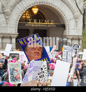 Washington DC, Stati Uniti d'America - 21 Gennaio 2017 - Le donne di marzo su Washington ha attirato circa mezzo milione di capitale della nazione per protestare contro il presidente Donald Trump. È stato un molto più grande folla che aveva assistito alla sua inaugurazione il giorno precedente. Dimostranti ha superato la Trump International Hotel vicino alla Casa Bianca. Credito: Jim West/Alamy Live News Foto Stock