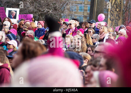 Le donne di marzo in Victoria BC sul primo giorno di Presidenza vincente Foto Stock