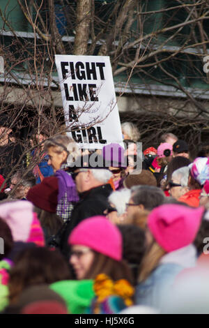 Le donne di marzo in Victoria BC sul primo giorno di Presidenza vincente Foto Stock