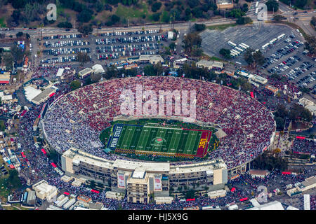 Pasadena, California, Stati Uniti d'America. Il 2 gennaio, 2017. Vista aerea del Rose Bowl durante il 2017 Rose Bowl credito giochi: Mark Holtzman/ZUMA filo/Alamy Live News Foto Stock