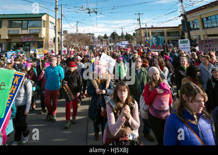 Seattle, Washington, Stati Uniti d'America. Il 21 gennaio, 2017. Un buon natured folla riempie le strade di Seattle come le persone si stanno dirigendo verso il centro cittadino di area a 3.6 miglia a piedi con gli altri 1.300.000 anti-Trump contestatori. Le donne del marzo a Seattle è stata pacifica. Era il più grande fuori-colata di protesta democratica Seattle aveva mai visto. Credito: Primavera Immagini/Alamy Live News Foto Stock