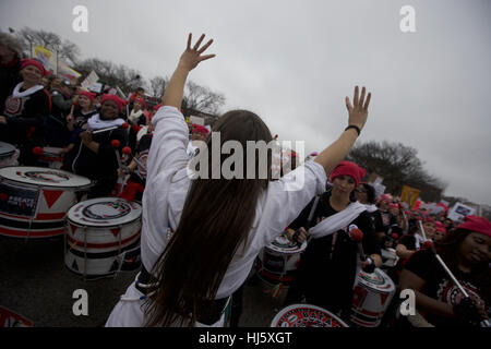 Washington, DC, Stati Uniti d'America. Xxi gen, 2017. Una banda di tamburo marche e gioca a donne del marzo su Washington. Credito: Rocky Arroyo/ZUMA filo/Alamy Live News Foto Stock