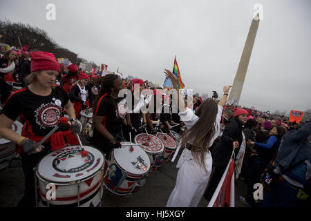 Washington, DC, Stati Uniti d'America. Xxi gen, 2017. Una banda di tamburo marche e gioca a donne del marzo su Washington. Credito: Rocky Arroyo/ZUMA filo/Alamy Live News Foto Stock