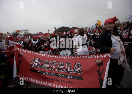 Washington, DC, Stati Uniti d'America. Xxi gen, 2017. Una banda di tamburo marche e gioca a donne del marzo su Washington. Credito: Rocky Arroyo/ZUMA filo/Alamy Live News Foto Stock