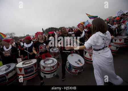 Washington, DC, Stati Uniti d'America. Xxi gen, 2017. Una banda di tamburo marche e gioca a donne del marzo su Washington. Credito: Rocky Arroyo/ZUMA filo/Alamy Live News Foto Stock