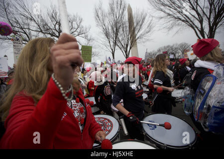 Washington, DC, Stati Uniti d'America. Xxi gen, 2017. Una banda di tamburo marche e gioca a donne del marzo su Washington. Credito: Rocky Arroyo/ZUMA filo/Alamy Live News Foto Stock