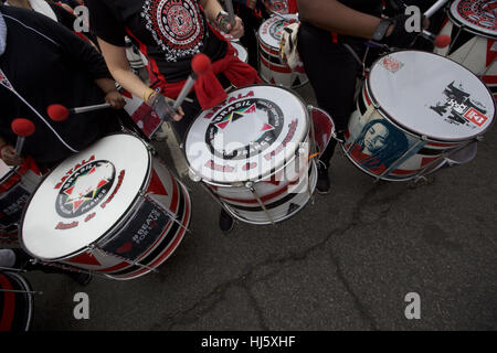 Washington, DC, Stati Uniti d'America. Xxi gen, 2017. Una banda di tamburo marche e gioca a donne del marzo su Washington. Credito: Rocky Arroyo/ZUMA filo/Alamy Live News Foto Stock