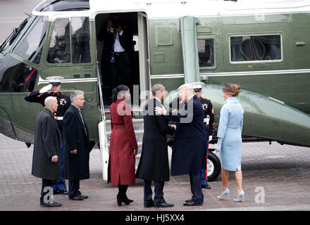 La First Lady Melania Trump e ex First Lady Michelle Obama guarda l'ex presidente degli Stati Uniti Barack Obama scuote le mani con il neo eletto Presidente degli Stati Uniti, Donald Trump come essi a piedi a Marina Uno in Campidoglio dopo Trump è giurato in occasione della cinquantottesima inaugurazione presidenziale al Campidoglio di Washington il 20 gennaio 2017. Credito: Giovanni Angelillo/Piscina via CNP /MediaPunch Foto Stock