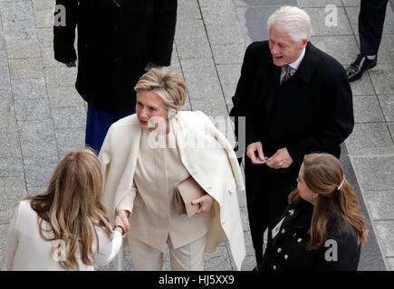 L ex Presidente degli Stati Uniti Bill Clinton ed ex Segretario di Stato Hillary Clinton arrivare vicino alla parte anteriore orientale scalinata del Campidoglio prima presidente-eletto Donald Trump è giurato in occasione della cinquantottesima inaugurazione presidenziale al Campidoglio di Washington il 20 gennaio 2017. Credito: Giovanni Angelillo/Piscina via CNP /MediaPunch Foto Stock