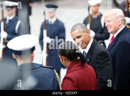 Il Presidente degli Stati Uniti, Donald Trump sorrisi come ex presidente degli Stati Uniti Barack Obama sorrisi a Michelle Obama come stanno sulla parte anteriore orientale scalinata del Campidoglio dopo Trump è giurato in occasione della cinquantottesima inaugurazione presidenziale al Campidoglio di Washington il 20 gennaio 2017. Credito: Giovanni Angelillo/Piscina via CNP /MediaPunch Foto Stock