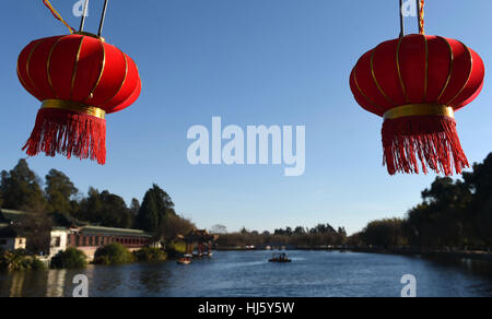 Kunming, la Cina della provincia dello Yunnan. Xxi gen, 2017. Lanterne rosse sono appesi al Parco Daguan per celebrare la prossima primavera Fesitval in Kunming, capitale del sud-ovest della Cina di Provincia di Yunnan, Gennaio 21, 2017. Credito: Lin Yiguang/Xinhua/Alamy Live News Foto Stock