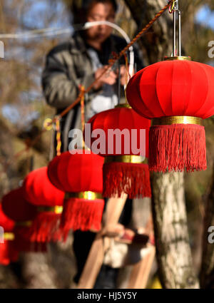 Kunming, la Cina della provincia dello Yunnan. Xxi gen, 2017. Lanterne rosse sono appesi al Parco Daguan per celebrare la prossima primavera Fesitval in Kunming, capitale del sud-ovest della Cina di Provincia di Yunnan, Gennaio 21, 2017. Credito: Lin Yiguang/Xinhua/Alamy Live News Foto Stock