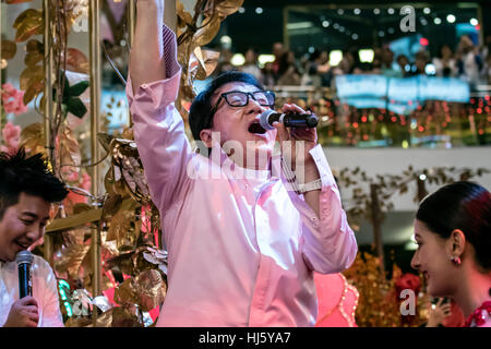 Kuala Lumpur, Malesia. 21 gen, 2017. Hong Kong superstar, Jackie Chan reazione dopo aver visto il centro commerciale per lo shopping pack con ventole a Kuala Lumpur. Jackie Chan sul suo tour promozionale per il suo nuovo film di Kung Fu Yoga, apertura del nuovo anno cinese 2017. © Danny Chan/Alamy Live News. Foto Stock