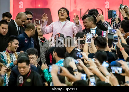 Kuala Lumpur, Malesia. 21 gen, 2017. Hong Kong superstar, Jackie Chan reazione dopo aver visto il centro commerciale per lo shopping pack con i suoi fan a Kuala Lumpur. Jackie Chan sul suo tour promozionale per il suo nuovo film di Kung Fu Yoga, apertura del nuovo anno cinese 2017. © Danny Chan/Alamy Live News. Foto Stock