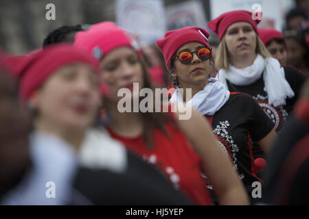 Washington, DC, Stati Uniti d'America. Xxi gen, 2017. Una banda di tamburo marche e gioca a donne del marzo su Washington. Credito: Rocky Arroyo/ZUMA filo/Alamy Live News Foto Stock