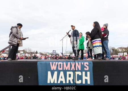 Seattle, Stati Uniti. Xxi gen, 2017. Seattle, Washington: Pre-marzo al rally Judkins Park. Oltre 100.000 tifosi hanno partecipato al Womxn del marzo a Seattle il 21 gennaio 2017 in solidarietà con la nazionale femminile marzo su Washington, DC la missione del silent marzo è di portare diverse donne insieme per azione collettiva. Credito: Paolo Gordon/Alamy Live News Foto Stock