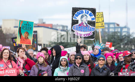 Seattle, Stati Uniti. Xxi gen, 2017. Seattle, Washington: Pre-marzo al rally Judkins Park. Oltre 100.000 tifosi hanno partecipato al Womxn del marzo a Seattle il 21 gennaio 2017 in solidarietà con la nazionale femminile marzo su Washington, DC la missione del silent marzo è di portare diverse donne insieme per azione collettiva. Credito: Paolo Gordon/Alamy Live News Foto Stock