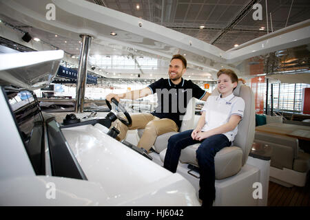 Dusseldorf, Germania. Il 20 gennaio, 2017. il BOOT Duesseldorf 2017 - più grande del mondo dello yachting e sport acquatici mostra. Star è il super yacht Princess 30M. È il più grande e il più costoso yacht alla fiera. Stefan e Daniel (11) nella timoneria. Foto Stock