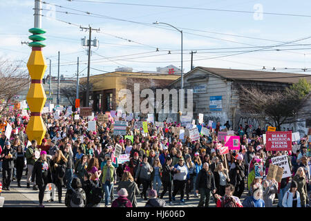 Seattle, Stati Uniti. Xxi gen, 2017. Seattle, Washington: Sostenitori marzo attraverso il Quartiere Internazionale. Oltre centomila persone hanno partecipato alla Womxn del marzo a Seattle il 21 gennaio 2017 in solidarietà con la nazionale femminile marzo su Washington, DC la missione del silent marzo è di portare diverse donne insieme per azione collettiva. Credito: Paolo Gordon/Alamy Live News Foto Stock