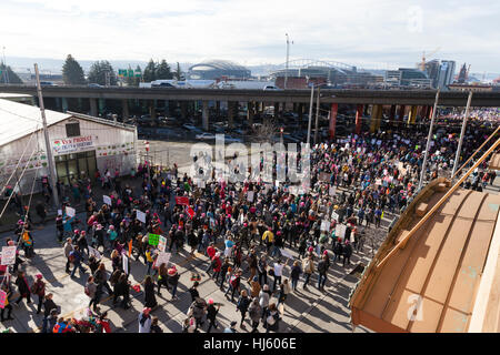 Seattle, Stati Uniti. Xxi gen, 2017. Seattle, Washington: Sostenitori marzo attraverso il Quartiere Internazionale. Oltre centomila persone hanno partecipato alla Womxn del marzo a Seattle il 21 gennaio 2017 in solidarietà con la nazionale femminile marzo su Washington, DC la missione del silent marzo è di portare diverse donne insieme per azione collettiva. Credito: Paolo Gordon/Alamy Live News Foto Stock