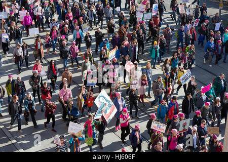 Seattle, Stati Uniti. Xxi gen, 2017. Seattle, Washington: Sostenitori marzo attraverso il Quartiere Internazionale. Oltre centomila persone hanno partecipato alla Womxn del marzo a Seattle il 21 gennaio 2017 in solidarietà con la nazionale femminile marzo su Washington, DC la missione del silent marzo è di portare diverse donne insieme per azione collettiva. Credito: Paolo Gordon/Alamy Live News Foto Stock