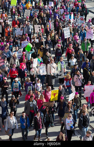 Seattle, Stati Uniti. Xxi gen, 2017. Seattle, Washington: Sostenitori marzo attraverso il Quartiere Internazionale. Oltre centomila persone hanno partecipato alla Womxn del marzo a Seattle il 21 gennaio 2017 in solidarietà con la nazionale femminile marzo su Washington, DC la missione del silent marzo è di portare diverse donne insieme per azione collettiva. Credito: Paolo Gordon/Alamy Live News Foto Stock