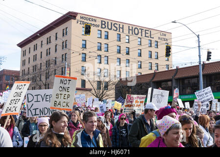 Seattle, Stati Uniti. Xxi gen, 2017. Seattle, Washington: Sostenitori marzo attraverso il Quartiere Internazionale. Oltre centomila persone hanno partecipato alla Womxn del marzo a Seattle il 21 gennaio 2017 in solidarietà con la nazionale femminile marzo su Washington, DC la missione del silent marzo è di portare diverse donne insieme per azione collettiva. Credito: Paolo Gordon/Alamy Live News Foto Stock