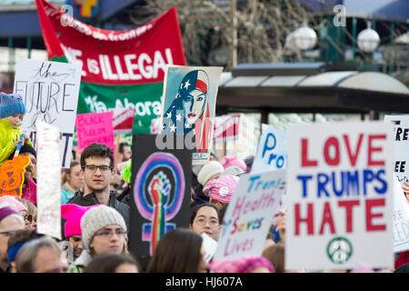 Seattle, Stati Uniti. Xxi gen, 2017. Seattle, Washington: Sostenitori marzo attraverso il Quartiere Internazionale. Oltre centomila persone hanno partecipato alla Womxn del marzo a Seattle il 21 gennaio 2017 in solidarietà con la nazionale femminile marzo su Washington, DC la missione del silent marzo è di portare diverse donne insieme per azione collettiva. Credito: Paolo Gordon/Alamy Live News Foto Stock