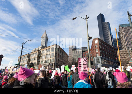 Seattle, Stati Uniti. Xxi gen, 2017. Seattle, Washington: Sostenitori passano attraverso la Pioneer Square. Oltre centomila persone hanno partecipato alla Womxn del marzo a Seattle il 21 gennaio 2017 in solidarietà con la nazionale femminile marzo su Washington, DC la missione del silent marzo è di portare diverse donne insieme per azione collettiva. Credito: Paolo Gordon/Alamy Live News Foto Stock