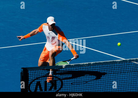 Mischa Zverev della Germania ousts numero uno al mondo Andy Murray durante il 2017 Tennis Open di Australia a Melbourne Park Foto Stock