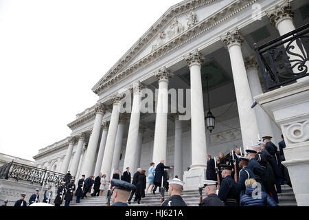 Il Presidente degli Stati Uniti, Donald Trump punta il dito come egli cammina con la prima signora Melania Trump torna al Campidoglio dopo un Marine un elicottero decolla con l ex Presidente Barack Obama dopo Trump è giurato in occasione della cinquantottesima inaugurazione presidenziale al Campidoglio di Washington il 20 gennaio 2017. Credito: Giovanni Angelillo/Piscina via CNP - nessun filo SERVICE - Foto: Giovanni Angelillo e/o consolidato/Piscina/dpa Foto Stock