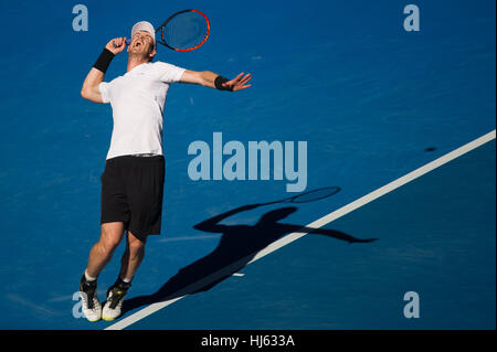 Melbourne, Australia. Il 22 gennaio, 2017. Andy Murray della Gran Bretagna colpisce la sfera durante gli uomini singoli quarto round match contro Mischa Zverev di Germania presso l'Australian Open di Tennis campionati di Melbourne, Australia, 22 gennaio 2017. Murray ha perso 1-3. Credito: Bai Xue/Xinhua/Alamy Live News Foto Stock