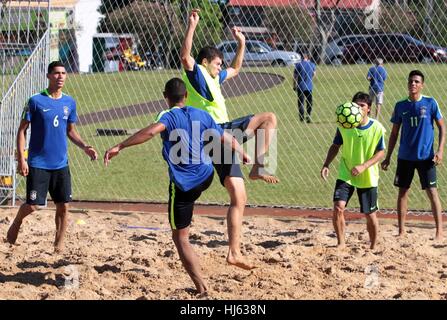 FOZ do Iguaçu, PR - 22.01.2017: BRASILE LA SELEZIONE DELLA FORMAZIONE DI BEACH SOCCER - La selezione brsaileira beach soccer coach in Foz do Iguaçu in Paraná, dove egli si prepara a competere nel qualificatore, che quest anno si svolgerà a Asuncion in Paraguay 5-12 di febbraio. Il torneo garantisce tre sedi per la Coppa del Mondo FIFA Bahamas che avviene tra il 27 aprile e il 5 maggio nei Caraibi. (Foto: Christian Rizzi/Fotoarena) Foto Stock